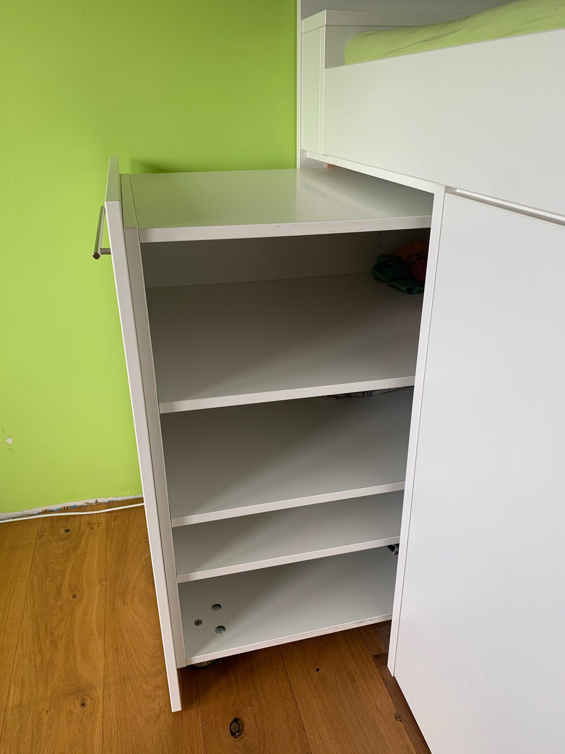 Hochbett mit integriertem Kleiderschrank vom Schreiner gefertigt